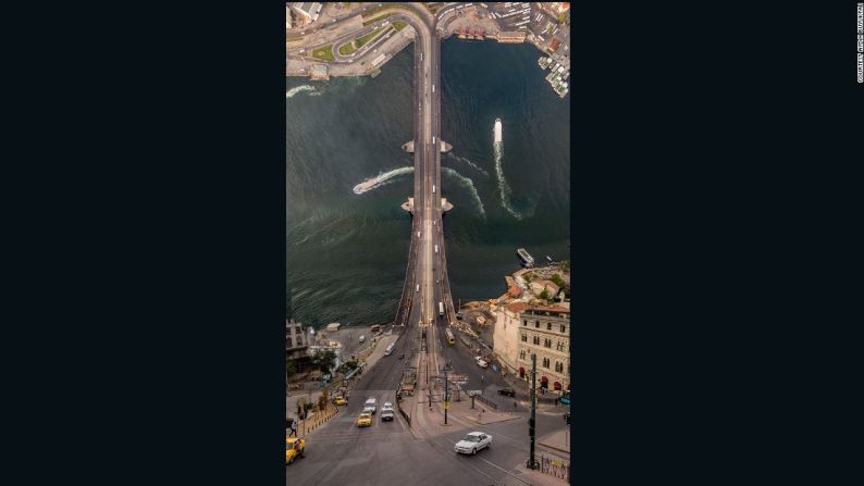 El fotógrafo Aydin Buyuktas convirtió el puente Galata de Estambul en una alucinante montaña en su serie "Flatland".