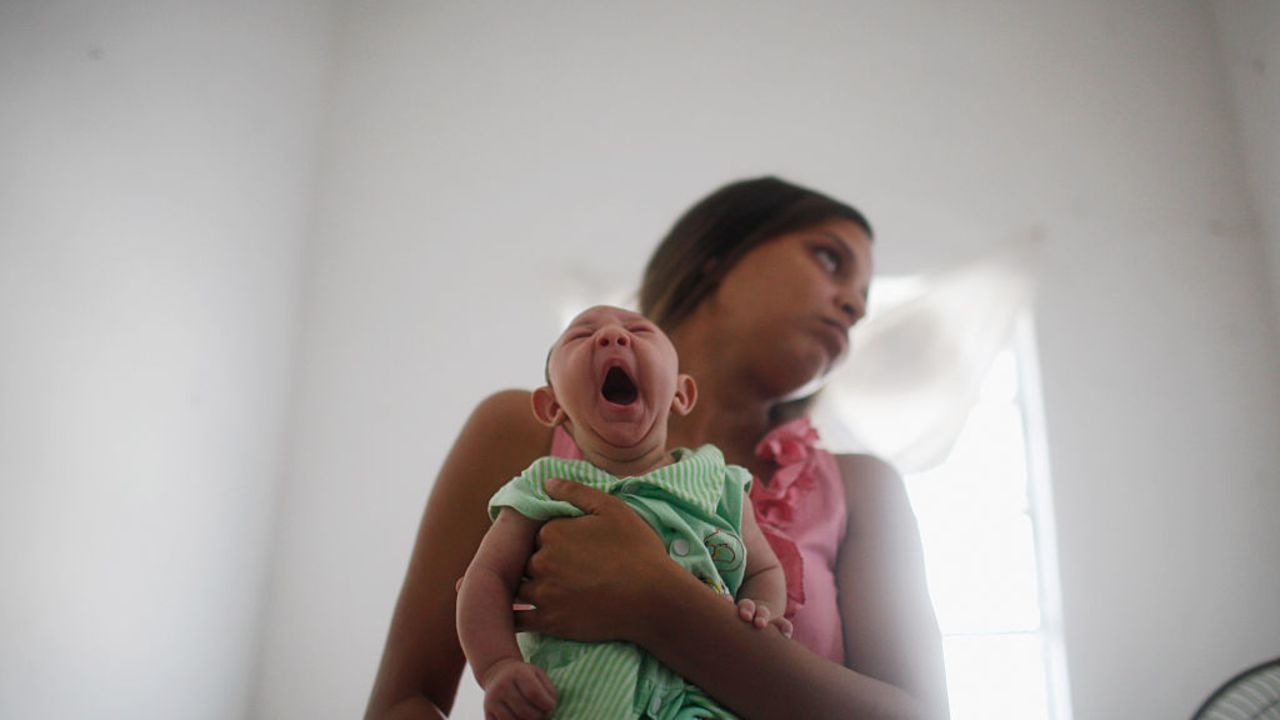 Daniele Santos carga a su bebé Juan Pedro, de 2 meses de edad, en su casa en la ciudad de Recife, en el estado de Pernambuco en Brasil, uno de los estados en los que más se han reportado casos de microcefalia en todo el país.