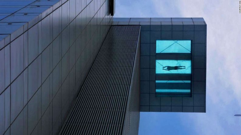 La piscina del Hollyday Inn Shangai está en el piso 24 y tiene un piso de vidrio reforzado.