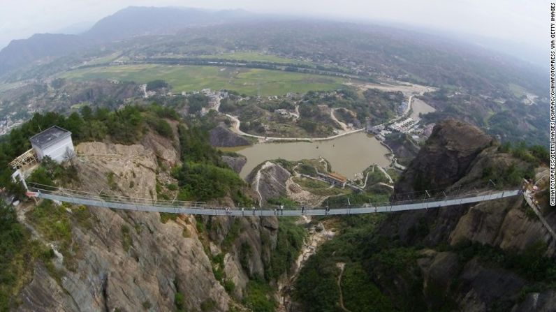 El puente de cristal del Parque Nacional Natural Shiniuzhai tiene más de 300 metros de largo.