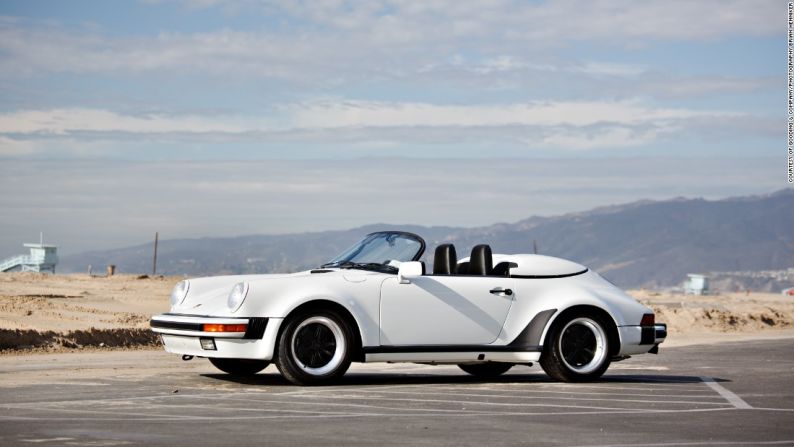 Porsche 911 Speedster - La pasión de Seinfeld por los autos alemanes no es un secreto. Con frecuencia se le ha visto conduciendo por las calles de Nueva York y Los Ángeles en una variedad de autos clásicos marca Volkswagen, así como Porsche de todas las épocas