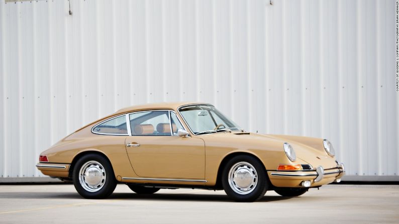 Porsche 911, 1966 - El Porsche menos costoso —un 911, modelo 1966— tiene un precio estimado entre 200.000 y 300.000 dólares.