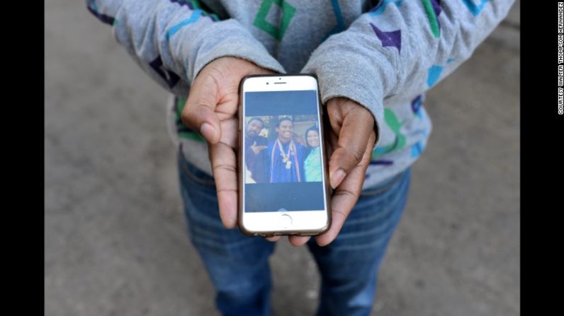 Antonio dice que sus padres se separaron cuando tenía 4 años de edad. Cuando era niño, él creía que ellos "estaban tratando de animarme para que tuviera éxito porque ellos no pudieron tener éxito como padres". La familia se reunió para su graduación de la escuela secundaria. "Pero para esta foto, por un momento, cualquier resentimiento y amargura desapareció, y eso es algo que atesoraré por siempre".