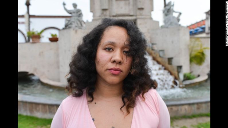 María dice que se identifica como afromexicana. Su retrato está acompañado por una foto de sus padres.