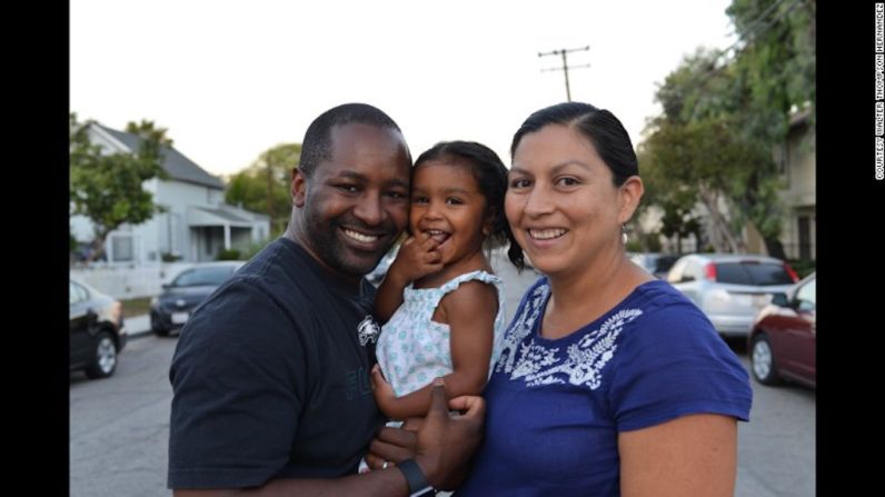 "Blaxicans of L.A." es una cuenta de Instagram que se convirtió en una exhibición en el Avenue 50 Studio de Los Ángeles durante el mes de la herencia afroamericana. La exhibición incluye retratos con descripciones que detallan historias y experiencias personales con colorido e identidad propia. Ken y Alejandra, en la fotografía, cuentan que a su hija le dicen que es negra y mexicana. "Explícitamente le enseñamos que esté orgullosa del hecho de que es mexicana, y del hecho de que es negra", dijo Alejandra.