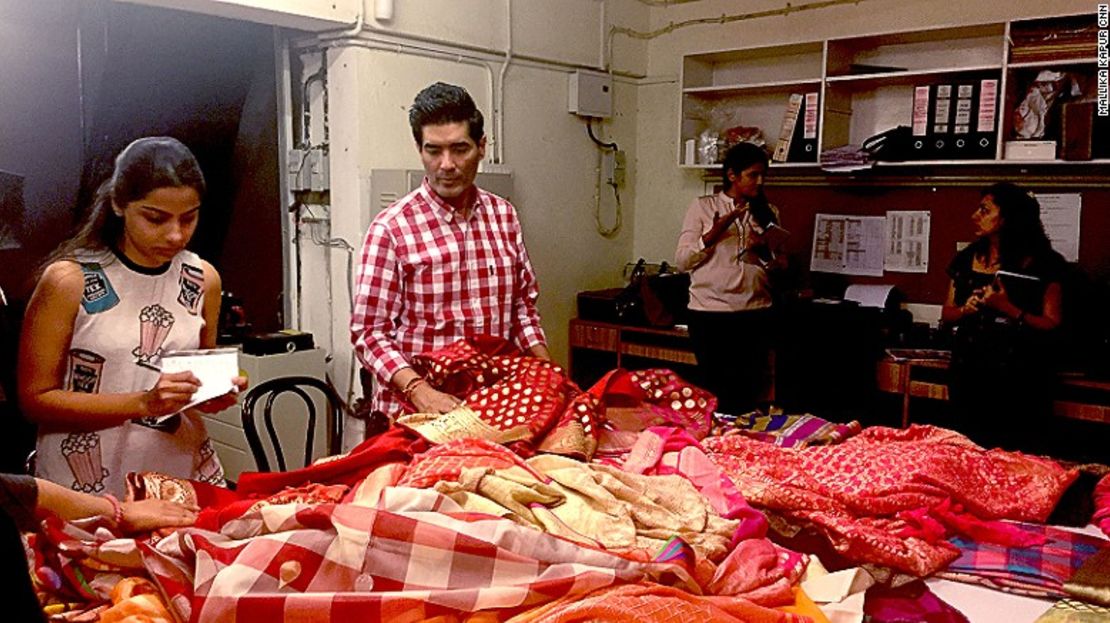 Manish Malhotra inspecciona los saris de su línea 'Regal Threads' en el sótano de su tienda en Bombay.