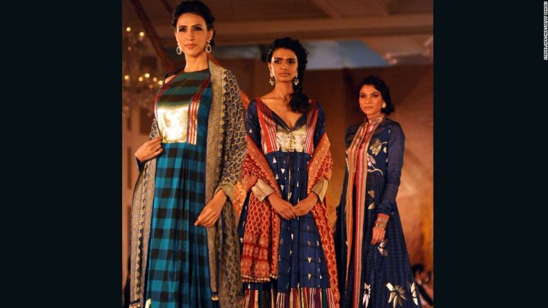 Manish Malhotra - Regal Threads - Al sari benarasi se le da un giro moderno con características occidentales distintivas, como estampados a cuadros.