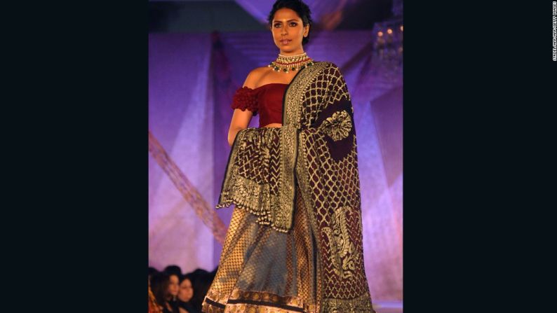 Manish Malhotra - Regal Threads - Al sari benarasi se le da un giro moderno con características occidentales distintivas, como estampados a cuadros.