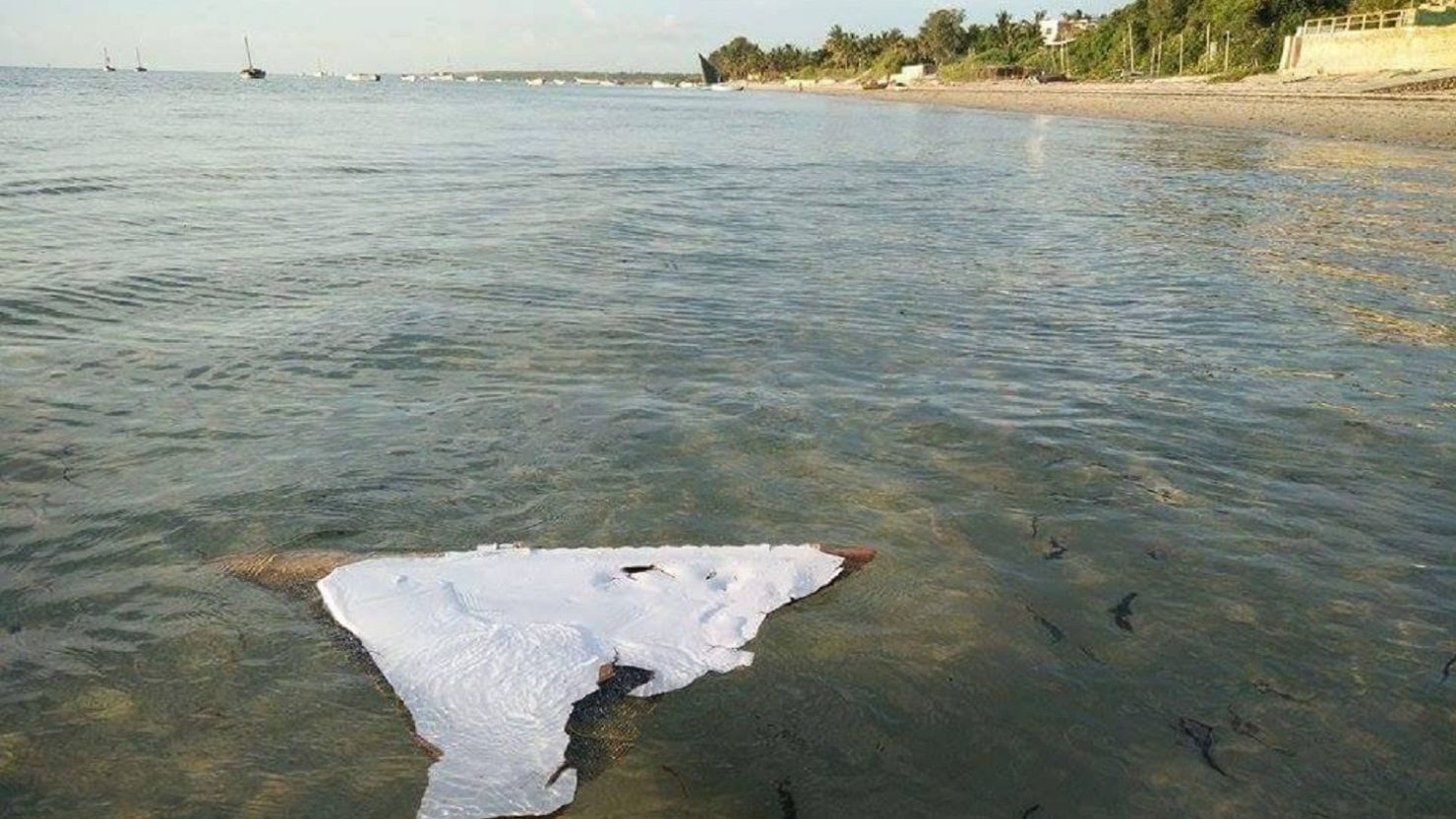Una de las piezas halladas en el Océano Índico que se cree son del avión de Malaysia Airlines.
