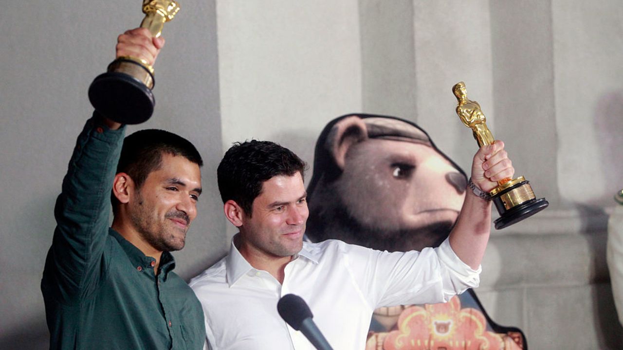 Chilean filmmakers of  'Bear Story' Gabriel Osorio (L) and Patricio Escala, hold their Academy Award for best animated short film, as they pose for the press after a meeting with Chilean President Michelle Bachelet (out of frame) at La Moneda presidential Palace in Santiago, on  March 1, 2016. It is the first time a Chilean wins an Academy Award. AFP PHOTO/ CLAUDIO REYES / AFP / Claudio Reyes