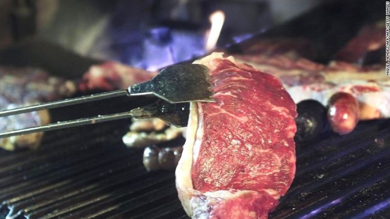 Por otro lado, los filetes permanecen contaminados principalmente por fuera... así que siempre que el exterior esté cocinado, es seguro que comas la carne por dentro.