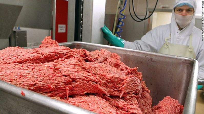 Además, la carne molida puede convertirse en un caldo de cultivo de bacterias. Cuando se mezcla toda la carne, cualquier germen en la superficie puede propagarse profundamente dentro de los productos.