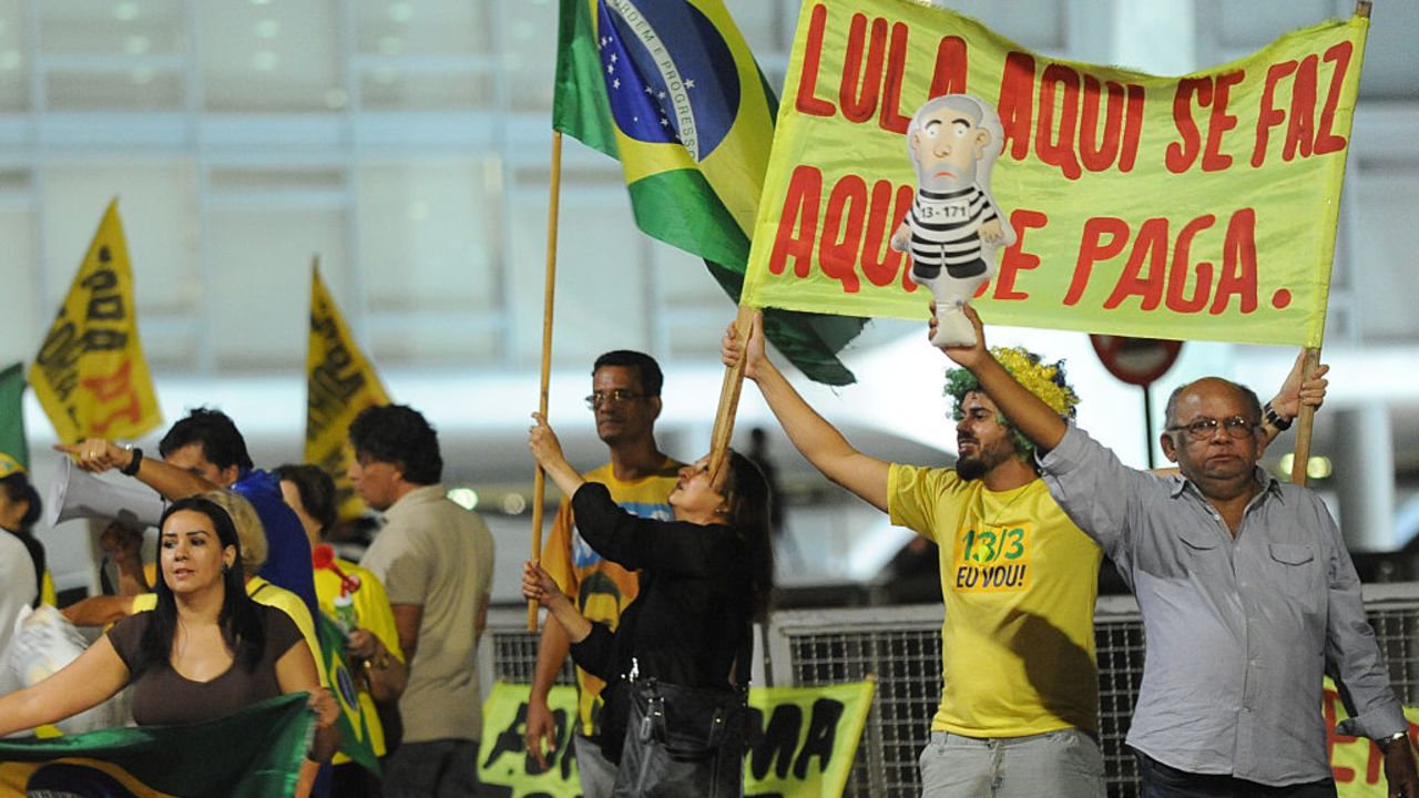 Some demonstrators protest against former president Luis Inacio Lula da Silva in front of Planalto Palace in Brasília on March 4, 2016. Brazil's powerful ex-president Luiz Inacio Lula da Silva lashed out at prosecutors Friday after he was briefly detained by police as part of a probe into a massive corruption scheme.     AFP PHOTO/ANDRESSA ANHOLETE / AFP / Andressa Anholete