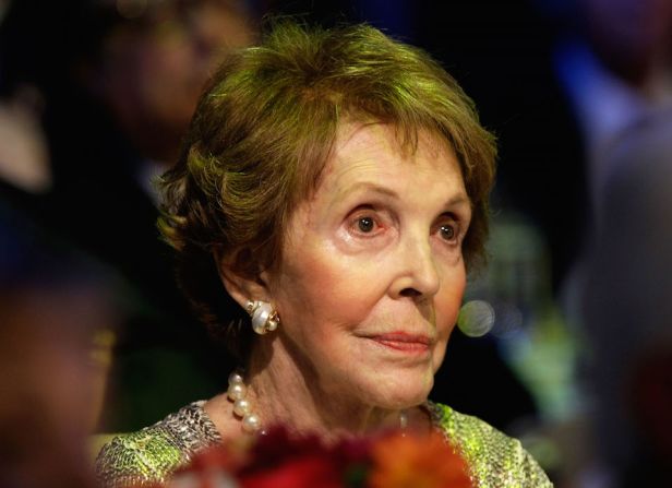 La exprimera dama de EE.UU., Nancy Reagan, escucha un discurso en Washington, en septiembre de 2008.