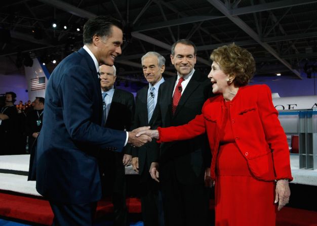 Nancy Reagan y los aspirantes republicanos a la nominación presidencial, en enero de 2008, antes de un debate en la Biblioteca Ronald Reagan.