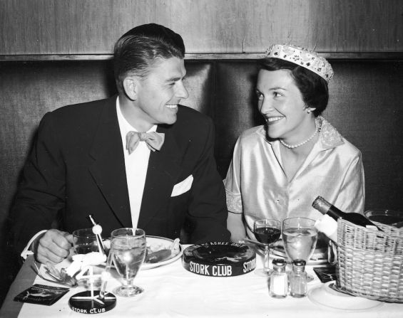 En su luna de miel, Ronald y Nancy Reagan, en Nueva York en 1952.