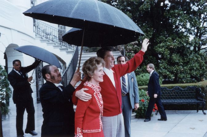 El 11 de abril de 1981, el entonces presidente Ronald Reagan fue dado de alta después de haber recibido un disparo en un intento de asesinato. Su esposa, Nancy, nunca se separó del mandatario hasta que salió del hospital.