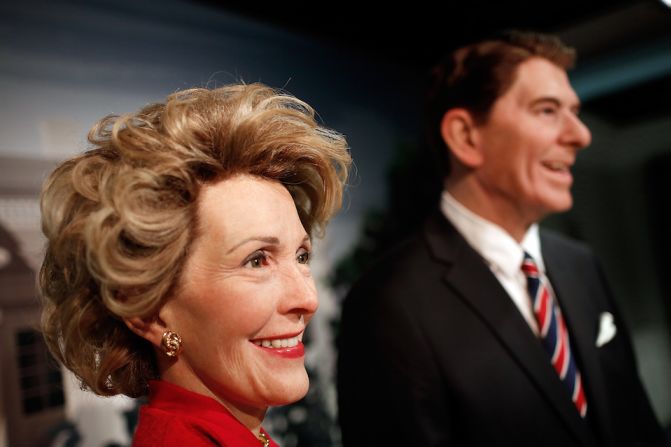 Las estatuas de cera de la pareja presidencial de 1981 a 1989, el presidente Reagan y su esposa Nancy. (Getty Images/Archivo).