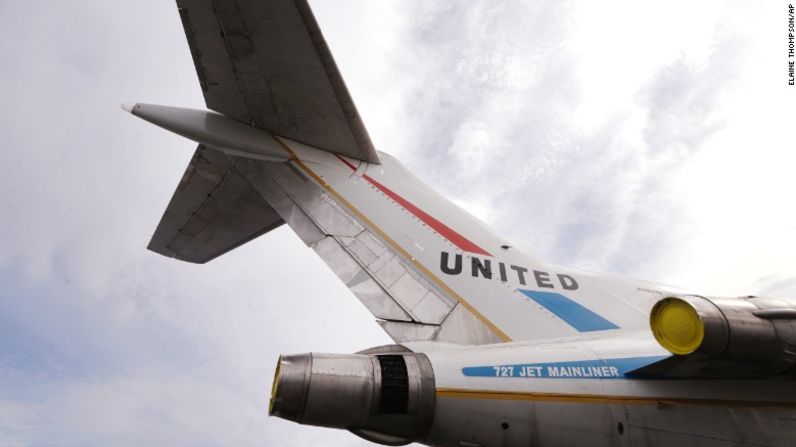 Este avión transportó alrededor de 3 millones de pasajeros y generó alrededor de 300 millones de dólares para United.