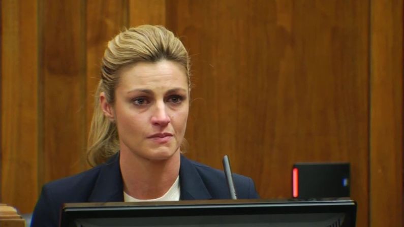 Erin Andrews descubrió un video de ella completamente desnuda en 2009. El material aún continúa en internet. La periodista recibió 55 millones de dólares después de que una demanda fallara a su favor por el video.