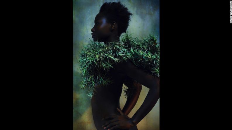 Dark Paradise No. 4 - Debido a la naturaleza erótica de su trabajo, Rossouw dice que cuidar la relación con sus sujetos, quienes provienen de países tan diversos como Sudán y Jamaica, es clave. "Me aseguro de estar cómodo con los modelos; me aseguro que los modelos estén cómodos conmigo", explica. "Quiero decir, ¡no siempre llevan puesta mucha ropa! Pero el estilo, empapado y oculto con follaje... Trato de hacer que estas imágenes en cierta forma sean apropiadas para la familia... No quieres ocultarlas de tu abuelita o de tu madre cuando vengan de visita".