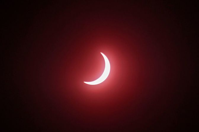 La Luna tapó completamente al Sol y en su lugar dejó un anillo de luz (JUNI KRISWANTO/AFP/Getty Images).