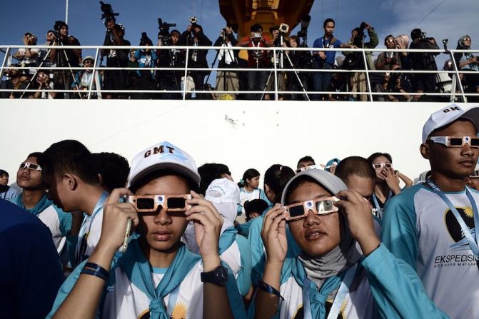 Pasajeros de un crucero en Indonesia fueron testigos del eclipse desde la cubierta (GOH CHAI HIN/AFP/Getty Images).