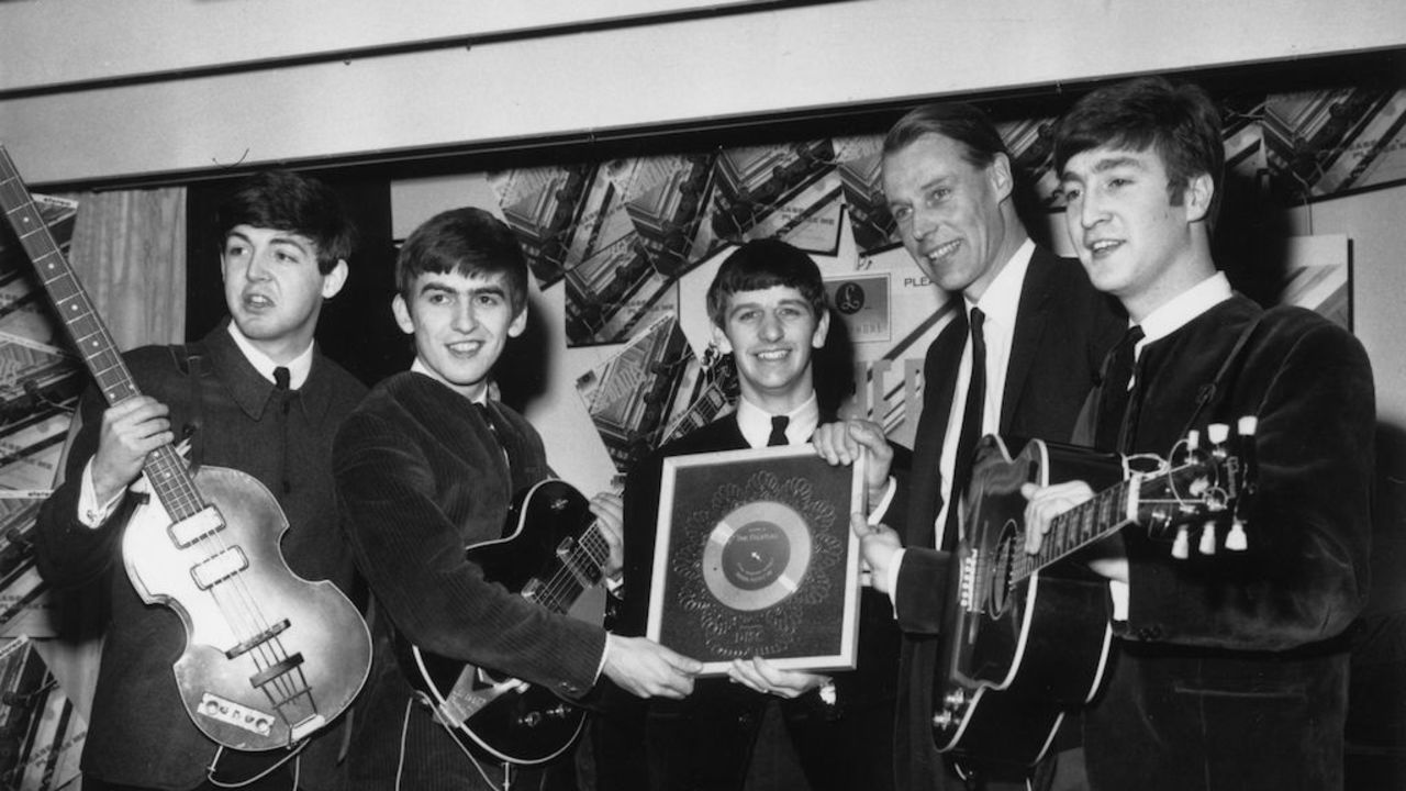 El 8 de abril de 1963 el grupo británico Los Beatles posaban con su disco de plata. En esta imagen están Paul McCartney, George Harrison (1943-2001), Ringo Starr, George Martin (1926-2016) y John Lennon (1940-1980).