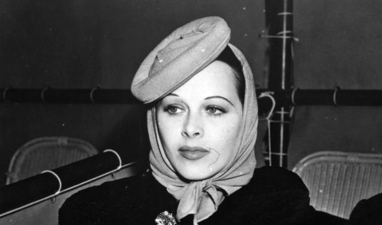 La actriz Hedy Lamarr inventó lo que sería el precursor del WiFi y Bluetooth.