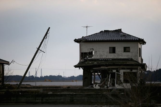 Una casa solitaria se yergue en el paisaje desolado cerca de la devastada planta nuclear de Fukushima.