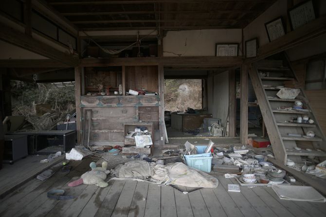 Pertenencias personales se pueden ver en las casas abandonadas en Fukushima. Esta construcción resultó dañada en el tsunami que siguió al poderoso terremoto de 2011.