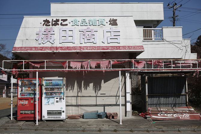 Una tienda local abandonada. El área ahora está cerrada para los residentes por los niveles de radiación. El 11 de marzo de 2016 marca el quinto aniversario del desastre nuclear de Fukushima.