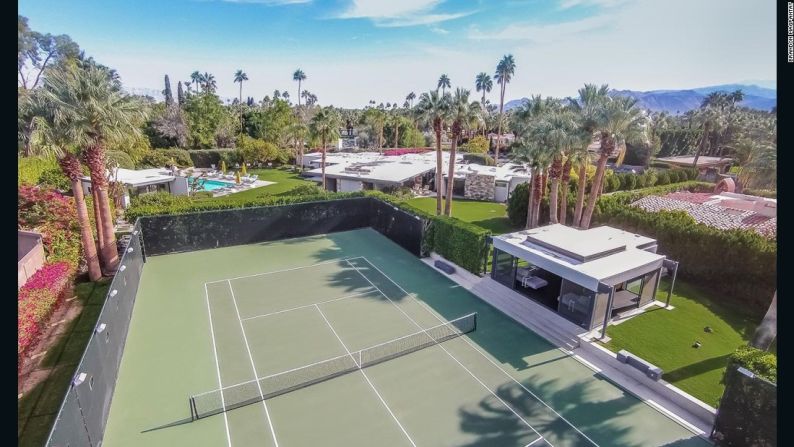 Las instalaciones incluyen un spa, una piscina climatizada y una cancha de tenis.