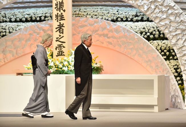 El emperador Akihito y la emperatriz Michiko participaron en los homenajes (KAZUHIRO NOGI/AFP/Getty Images).