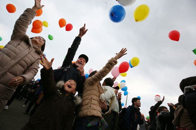 Algunos de los asistentes a los homenajes lanzaron globos en honor a las víctimas (Ken Ishii/Getty Images).