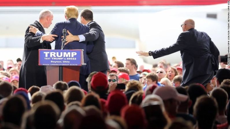 Un hombre trató de acercarse a Donald Trump durante un acto de campaña en Dayton, Ohio. Agentes del Servicio Secreto tuvieron que subir rápidamente al escenario para proteger al precandidato republicano.