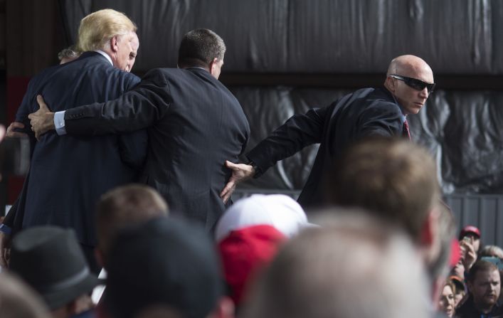 Un hombre trató de acercarse a Donald Trump durante un acto de campaña en Dayton, Ohio. Agentes del Servicio Secreto tuvieron que subir rápidamente al escenario para proteger al precandidato republicano.