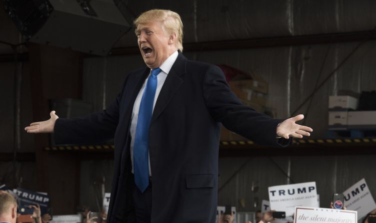 Donald Trump, exultante en un evento de su campaña en Dayton, Ohio.