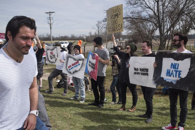 Detractores de Donald Trump se manifiestan en Dayton Ohio.