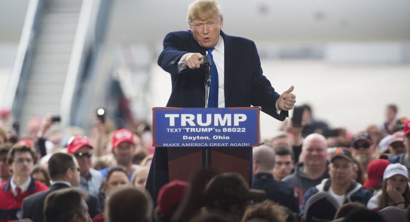 Donald Trump hablaba ante sus simpatizante en el aeropuerto de Dayton, Ohio, cuando un hombre rompió el cerco de seguridad.