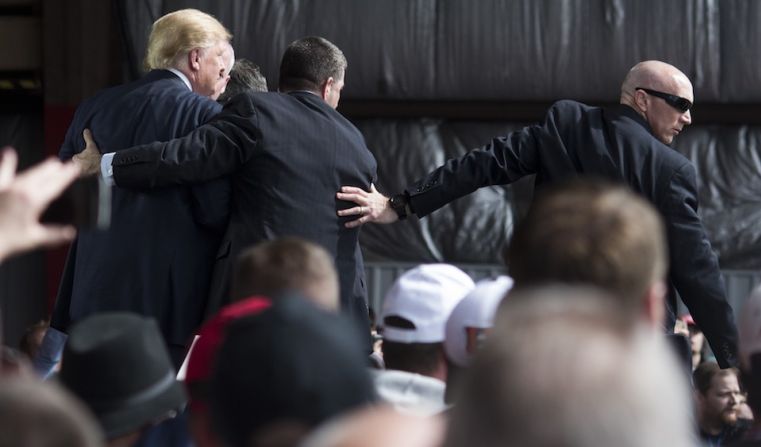 Un hombre trató de acercarse a Donald Trump durante un acto de campaña en Dayton, Ohio. Agentes del Servicio Secreto tuvieron que subir rápidamente al escenario para proteger al precandidato republicano.