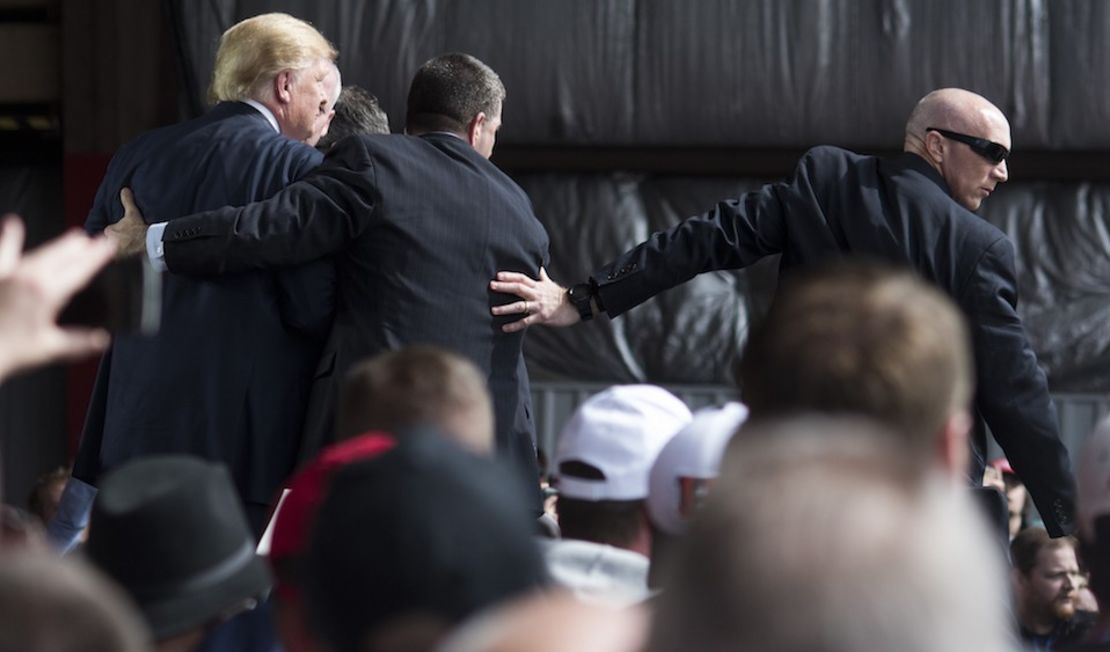 Un hombre trató de acercarse a Donald Trump durante un acto de campaña en Dayton , Ohio, el 12 de marzo de 2016. Agentes del Servicio Secreto tuvieron que subir rápidamente al escenario para proteger al entonces precandidato republicano.