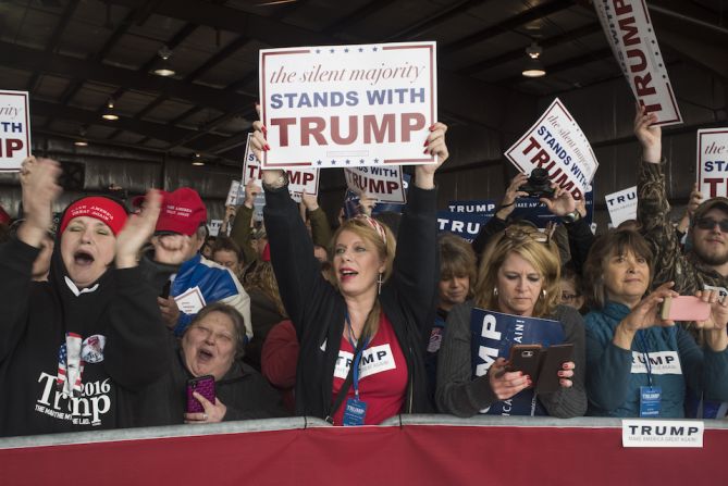 Un hombre trató de acercarse a Donald Trump durante un acto de campaña en Dayton, Ohio. Agentes del Servicio Secreto tuvieron que subir rápidamente al escenario para cubrir el precandidato republicano.