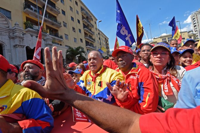 El expresidente de la Asamblea Nacional y líder del PSUV, Diosdado Cabello (en el centro), marchó al lado del vicepresidente de Venezuela, Aristóbulo Istúriz (derecha), rodeados por simpatizantes del gobierno, durante la marcha contra la renovación de un decreto de EE.UU. que sanciona a funcionarios venezolanos.