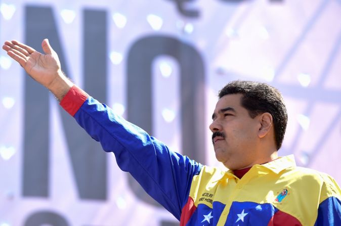 El presidente de Venezuela, Nicolás Maduro, saluda a sus seguidores en la protesta contra la renovación de un decreto de EE.UU. que sanciona a funcionarios venezolanos.