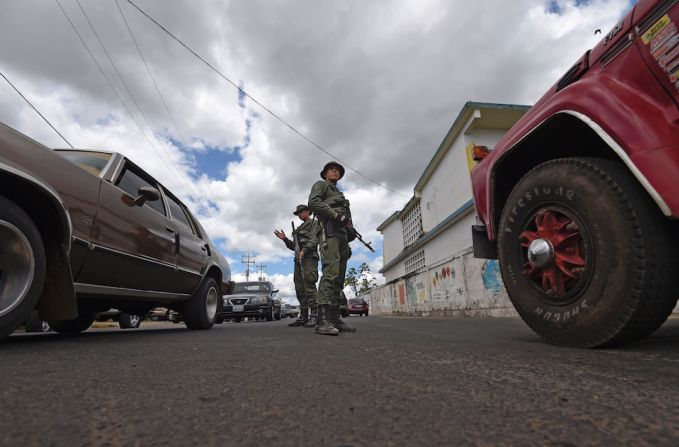 Policías militares de Venezuela vigilan las calles de Tumeremo, donde varios mineros están reportados como desaparecidos.