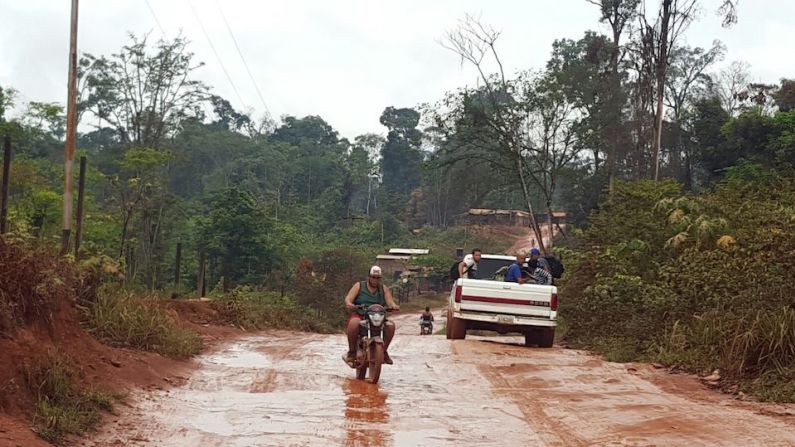 En la zona de minas de Las Claritas, en el estado Bolívar, Venezuela, muchas cosas giran en base a una suerte de "ley" impuesta por las armas.