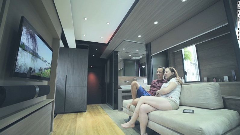 El espacio convertible de la sala acoge cómodamente a ocho personas. El sofá se transforma en una zona de estar de dos niveles y, así, la sala se convierte en un cine en casa.