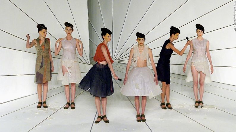 La impermanencia de la ropa es un tema que ha estado presente a lo largo de muchas de las colecciones de Hussein Chalayan. En la final de esta presentación primavera-verano 2001, las modelos usaron martillos para destruir los trajes de las demás.