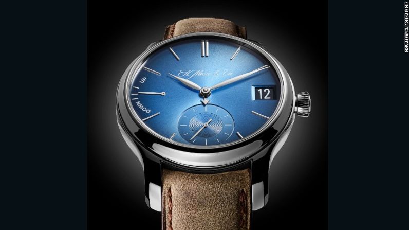 H. Moser & Cie Endeavour Perpetual Calendar Funky Blue – En aprobación para la nueva tecnología de hoy en día, H. Moser & Cie sacó la marca Funky Blue como el supremo reloj "inteligente", al exaltar sus virtudes porque no necesita cargarse después de 18 horas como Apple.